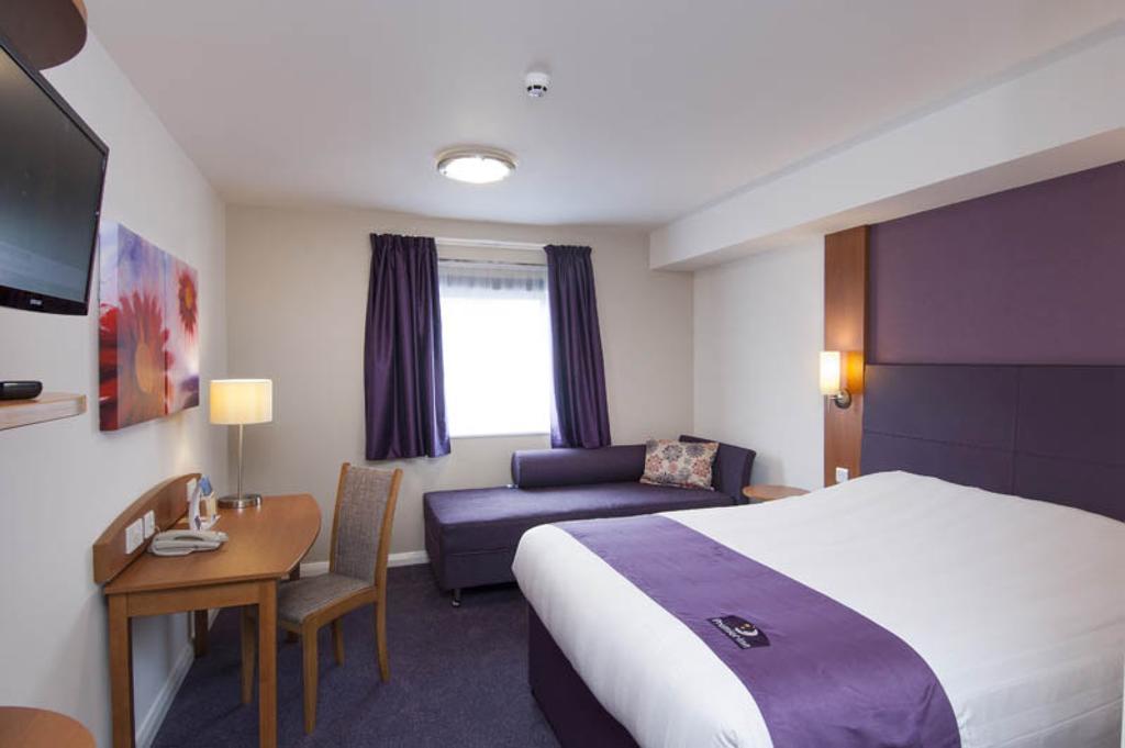 Premier Inn Woking West - A324 Room photo